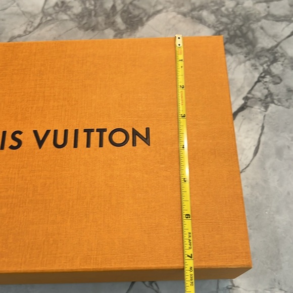 Louis Vuitton Medium Storage Box w  Magnetic Closure and ribbon - Picture 4 of 8